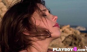 Popolne velike joške najstnice 18+ Mila Azul kaže osupljivo naravno telo v striptizu