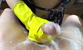 La casalinga calda pulisce il mio cazzo in cucina fino allo sborro