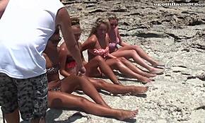 Estas chicas universitarias calientes se quitan bikinis en la playa
