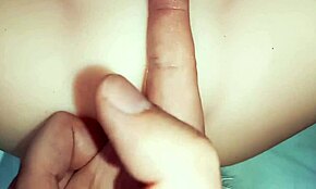 Kæreste nyder mine fingre der bringer hende til intens orgasme