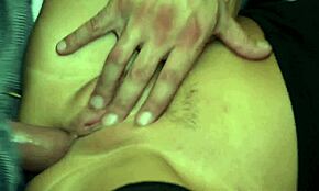 残暴黑发妹子穿丝袜在储藏室被猛干