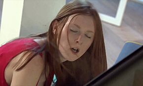 Geile perverse Kollegen bumsen hart in Strümpfen in der Mittagspause