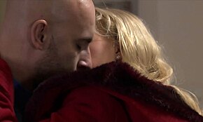 Hey, schau dir diesen Kerl an, der ihre Muschi durch ein Loch in ihrer Wäsche leckt, so wild!