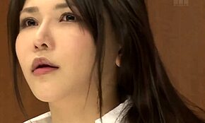 アジアンOLがムラムラ同僚をオフィスで熱く誘惑しちゃう