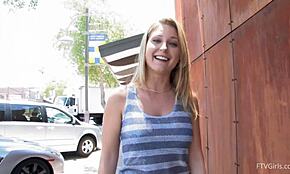 Обсебен съм от тази млада 18+ блондинка, която флашва големите си цици и задник