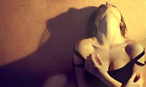 Prljava brineta tinejdžerka 18+ sa savršenim telom masturbira solo