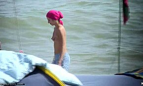 Magere stoute tiener meisjes zonnen op strand en worden geil voor actie