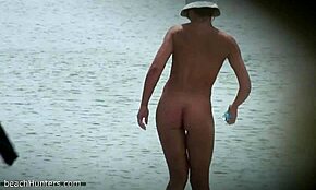 Esta nena despreocupada se relaja en la playa, mostrando ese cuerpo perfecto.