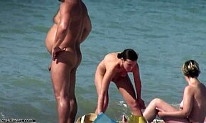 Brune bombe vicieuse se pavane nue sur la plage sans limites