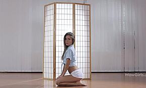 Úžasná děvka sundává kalhotky pro solo mazlení