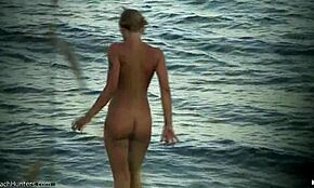 สาวบลอนด์ซุกซนเปลือยจุ่มก้นสวยในคลื่นทะเลเย็น