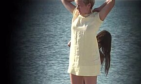 Uau, această blondă atletică cu păr scurt se bronzează goală pe plajă! Atât de fierbinte! 🌞