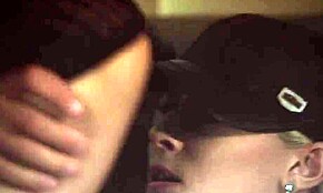 Ξανθιά με μεγάλα στήθη και κώλο γαμάει τρελά