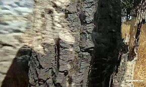 Hej, chceš vidět tu bujnou ebony holku pózovat nahou venku?