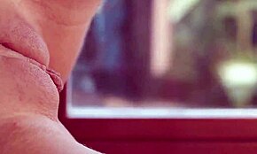 Эй, почувствуй, как эти упругие титьки молодой 18+ сжимают крепко прямо сейчас.