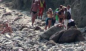 Oh mio dio, quella bionda magra che cammina nuda sulla spiaggia rocciosa è semplicemente fantastica...