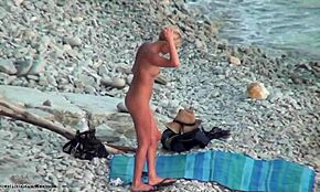 Cuplu tânăr subțire 18+ merge complet goi pe plajă însorită