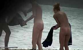 Otroligt! Voyeur fångar massor av nudist 18+ horor på gömd strandkamera