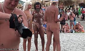 OMG, fanget nøgne piger der viser deres fisser på stranden... så hot!