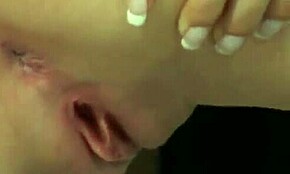 Soy esta rubia adolescente 18+ relajada poniéndome toda desnuda y excitada aquí en el bar, mi cuerpo perfecto a la vista