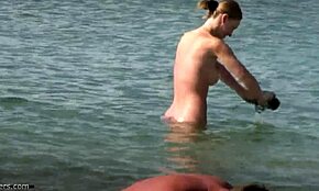 Şen sarışın kıç çıplak yüzmeye hazır