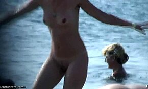 Wow, schau dir diese Brünette an, die ihren knackigen Arsch am FKK-Strand zeigt