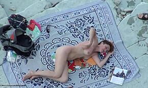 As-tu déjà surpris une nana excitée qui bronze nue à la plage ? Elle montre son côté sauvage !