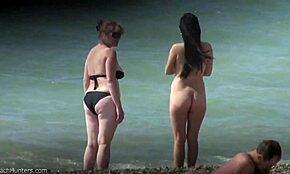 Morena delgada nadando desnuda muestra ese cuerpo, ¡mierda! 😍