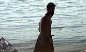 Ova prelijepa plava nudistica pokazuje svoje mokro tijelo na plaži