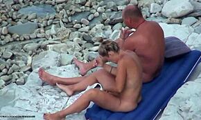 ej, pozri si tú blondínku, ako pózuje celá nahá na nudistickej pláži, také horúce! 🏖️