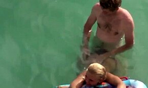 Perverzná nudistická blondína vyjebaná tvrdo odzadu v podvodnej akcii