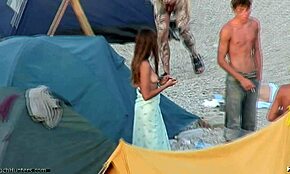 Ehi, guarda queste bellezze perverse che mostrano corpi caldi in spiaggia!