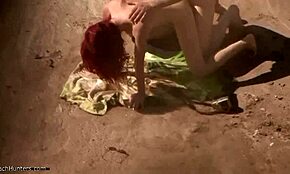 Hei, se denne rødhårede hottie bli banket på stranda