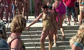 Atrapé a maduras nudistas posando con lanzas en la playa