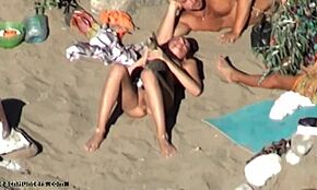 Blonde miang tunjuk pepek dicukur di pantai cerah. Badan kurus dia tarik mata voyeur luar.