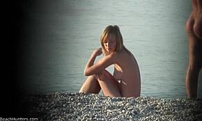 Nagy cicis szőke sétál meztelenül strandon. Hé, nézd meg azt a tökéletes testet kiállítva!