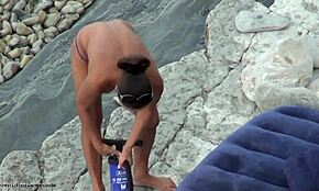 Tangat-nainen jää kiinni väläyttämästä perseään nudistirannalla, hups!