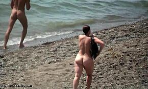 Annyira be vagyok indulva, hogy mutatom a gyönyörű testemet a rejtett tengerparti kamban!