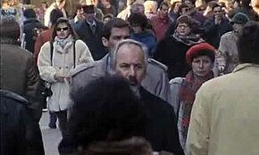 Wow! Zwei verschwitzte nackte Schlampen werden hart zusammen in der dampfenden Sauna gefickt!