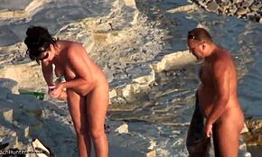 Brunette stripper blå truser, viser frem fyldig kropp på stranda