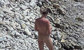 Погледај ову голу плавушу како ужива у плажним вибрацијама.