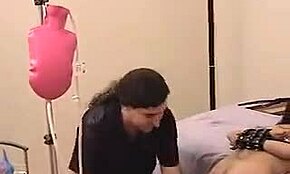 ए विजर्ड ऑफ अस यंग गर्ल्स को बिज़ेयर एक्सपेरिमेंट्स में बॉन्ड करता है