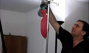 Dieser erfinderische Kerl dominiert mit Einlauf und Analspiel an jungen 18+ Körpern