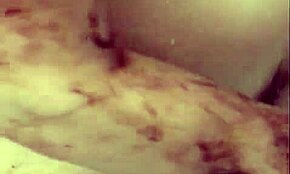 불쌍한 젊은 18+ 베이비 샤워에서 몸에 묻은 쓰레기 씻으려고 해