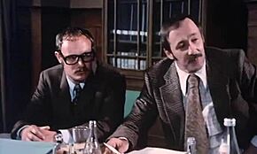 Sexy asiatisk djævel hopper ovenpå for at ride pikken