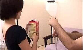 Tío musculoso usa a chica ingenua como mesa para juego de comida raro