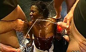 Ebony žene na kolenima u blowbang pušenju, dobijaju zlatne tuševe i bukkake u prljavim scenama.