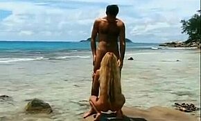 Άγριο ζευγάρι γαμάει γυμνό στην παραλία κοντά στη θάλασσα 🌊