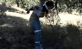 Veja Goldie McHawn sendo raptada neste clipe de bondage ao ar livre.