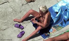 Hej zlato, chyť mou nahou prdel jako tahle blond milf na pláži